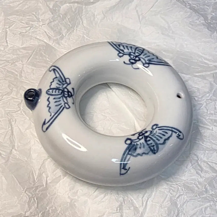 [BUNJANG] Haerim Studio White Porcelain Blue-and-White Bat Motif Ring-shaped Inkstone Water Dropper / 백자청화박쥐문환형연적