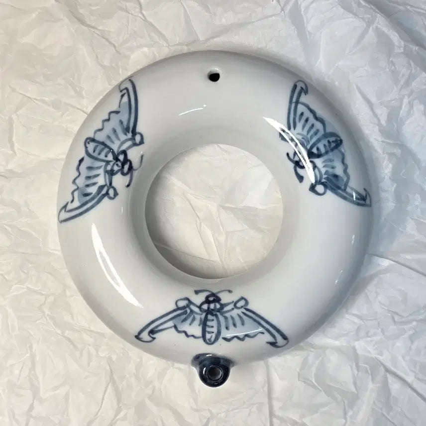[BUNJANG] Haerim Studio White Porcelain Blue-and-White Bat Motif Ring-shaped Inkstone Water Dropper / 백자청화박쥐문환형연적