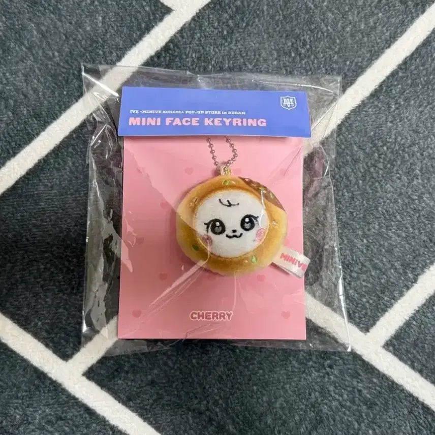 [BUNJANG] IVE MiniBr Plush Doll Cherry Busan Limited Face Keyring Wonyoung / 아이브 미니브 플러시 인형 체리 호떡 부산 한정 페이스키링 원영