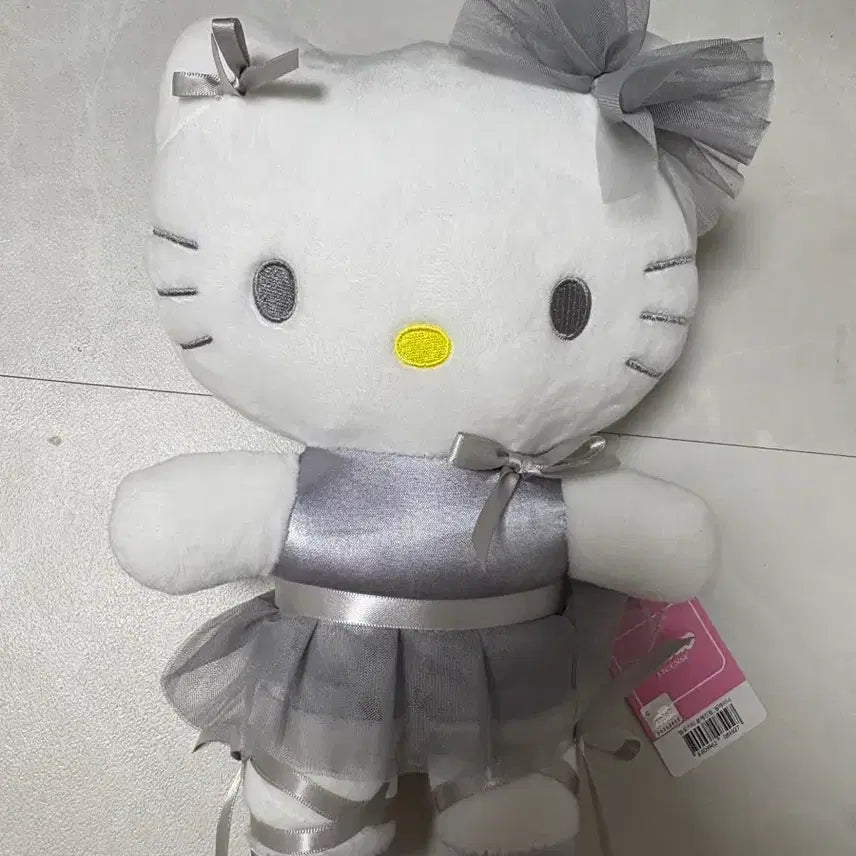 [BUNJANG] Sanrio Hello Kitty Silver Ballerina Doll (Medium, Grey) / 새상품 헬로키티 실버 발레리나 인형 그레이 중형