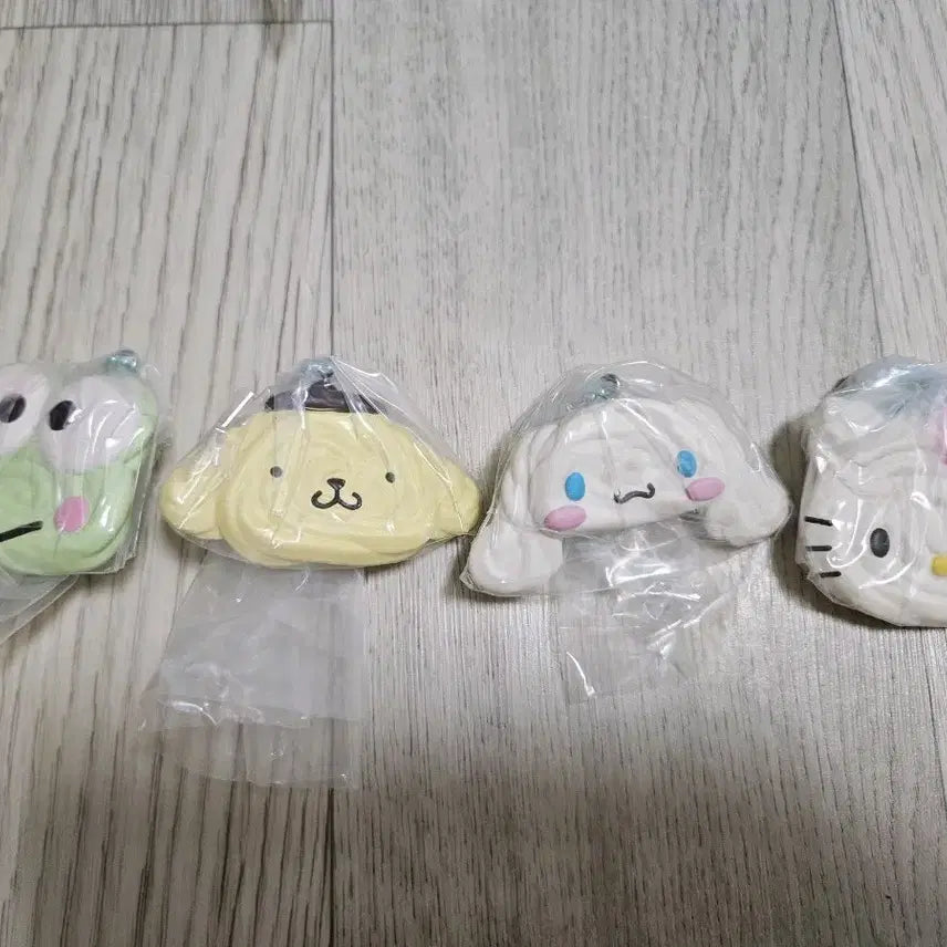 [BUNJANG] Sanrio Meringue Cookie Gacha Set (4 Pieces) / 산리오 머랭쿠키 가챠 4개 세트