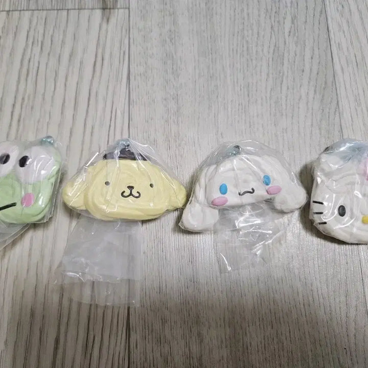 [BUNJANG] Sanrio Meringue Cookie Gacha Set (4 Pieces) / 산리오 머랭쿠키 가챠 4개 세트