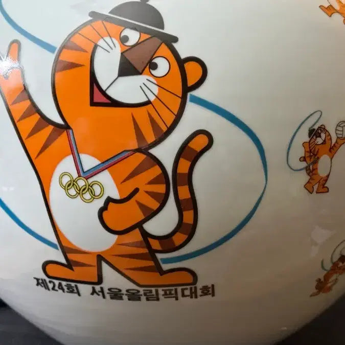 [BUNJANG] Hodori 1988 Seoul Olympics Commemorative Large Celadon Moon Jar / 88 올림픽 기념 호돌이 초대형 도자기 달항아리 모양