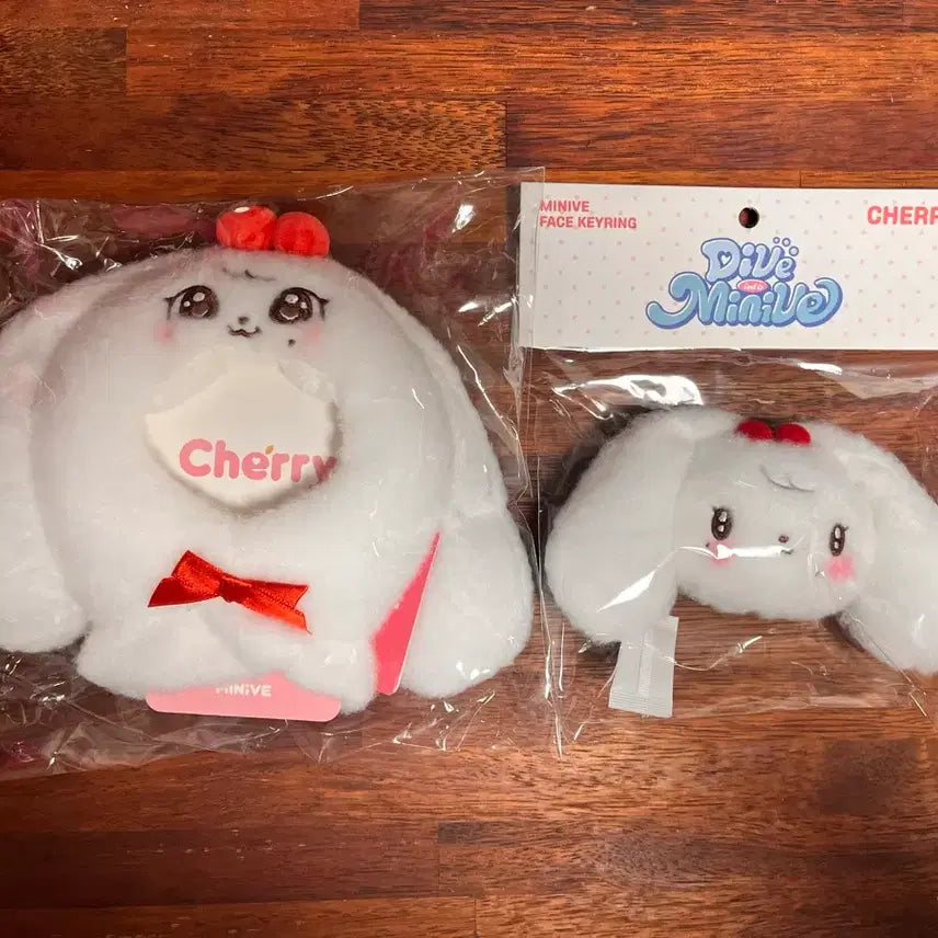 [BUNJANG] MINIVE Jang Wonyoung Cherry Lightstick Cape/Face Keychain / 미니브 장원영 체리 응원봉 케이프/페이스 키링