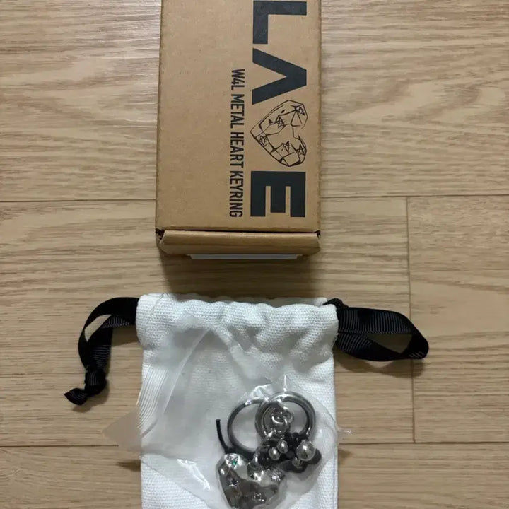 [BUNJANG] PLAVE THE HYUNDAI POP-UP W4L Metal Heart Keyring / 플레이브 더현대 팝업 W4L 메탈 하트 키링