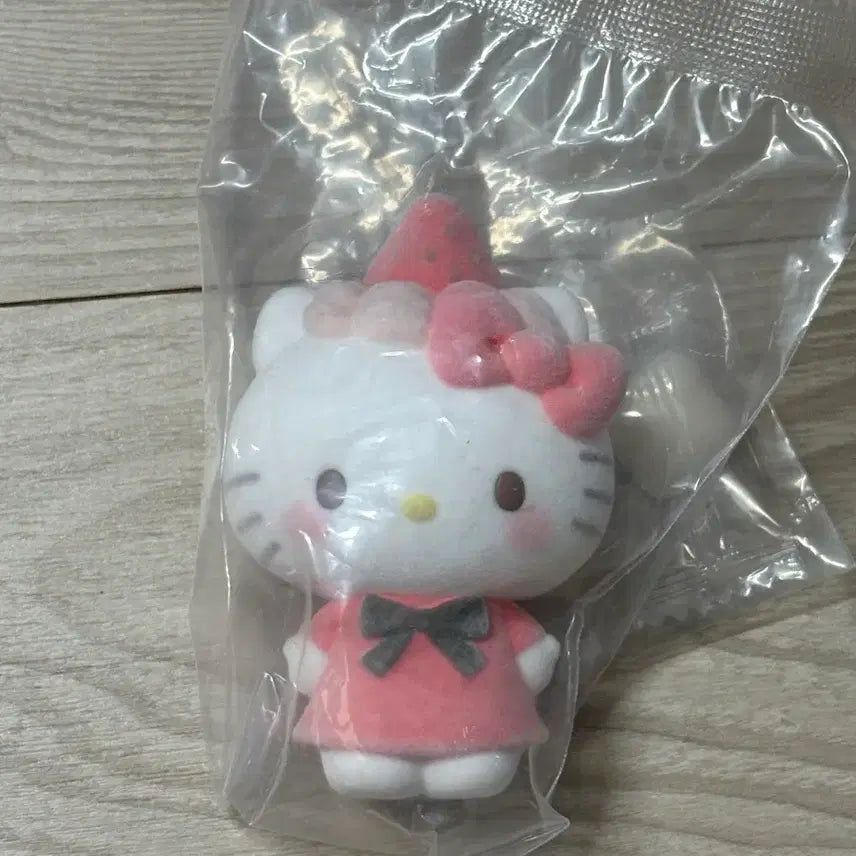 [BUNJANG] Fluffy Strawberry Kitty Figure / 딸기 플로키 피규어 키티