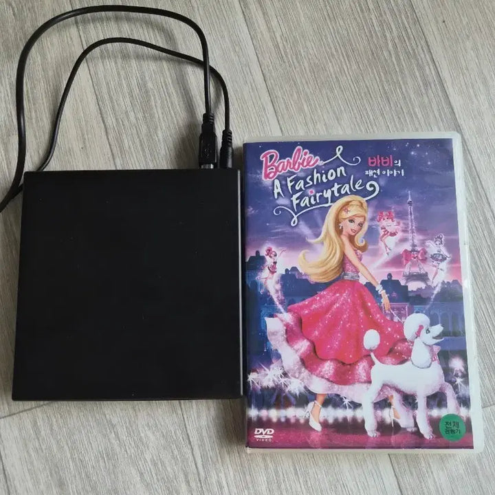 [BUNJANG] Barbie Fashion Story DVD + DVD Player / 바비 패션이야기 DVD+DVD 플레이어 팝니다.