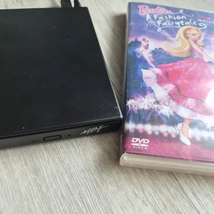 [BUNJANG] Barbie Fashion Story DVD + DVD Player / 바비 패션이야기 DVD+DVD 플레이어 팝니다.