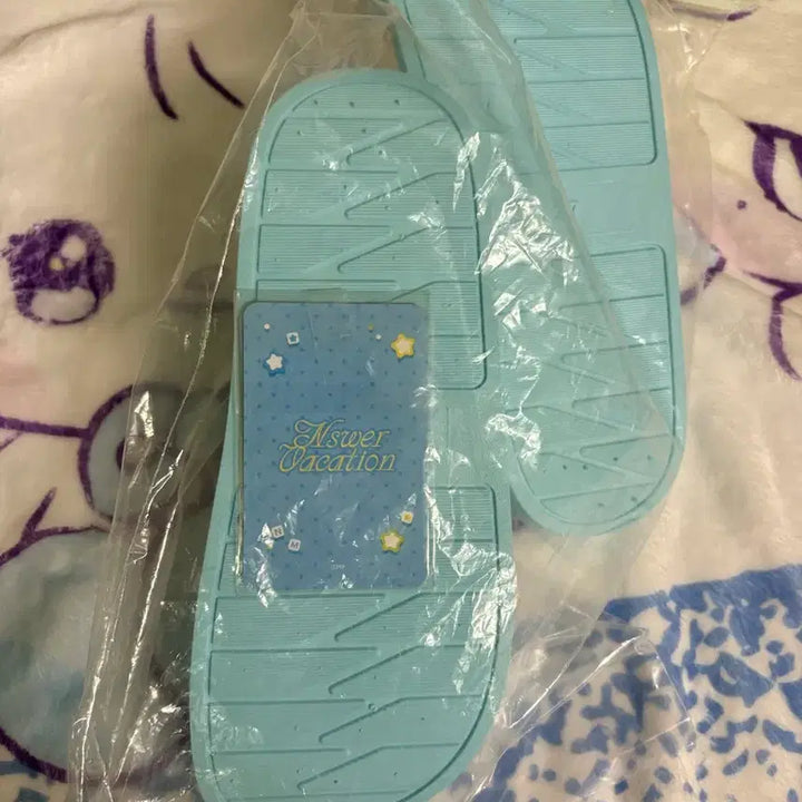 [BUNJANG] NMIXX Fan Meeting Slippers (Size 240) Sealed with Photocard Set / 엔믹스 팬미팅 슬리퍼 240 미개봉새상품 포카세트포함