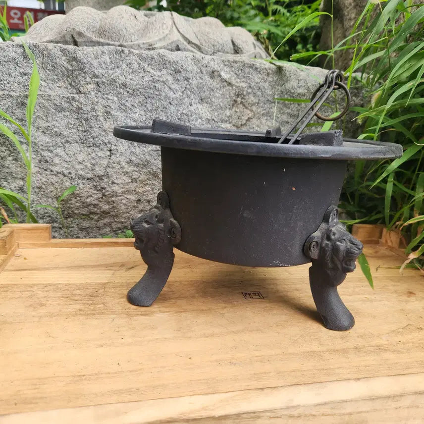 [BUNJANG] Three-Legged Masked Cast Iron Brazier / 삼족 귀면 무쇠화로