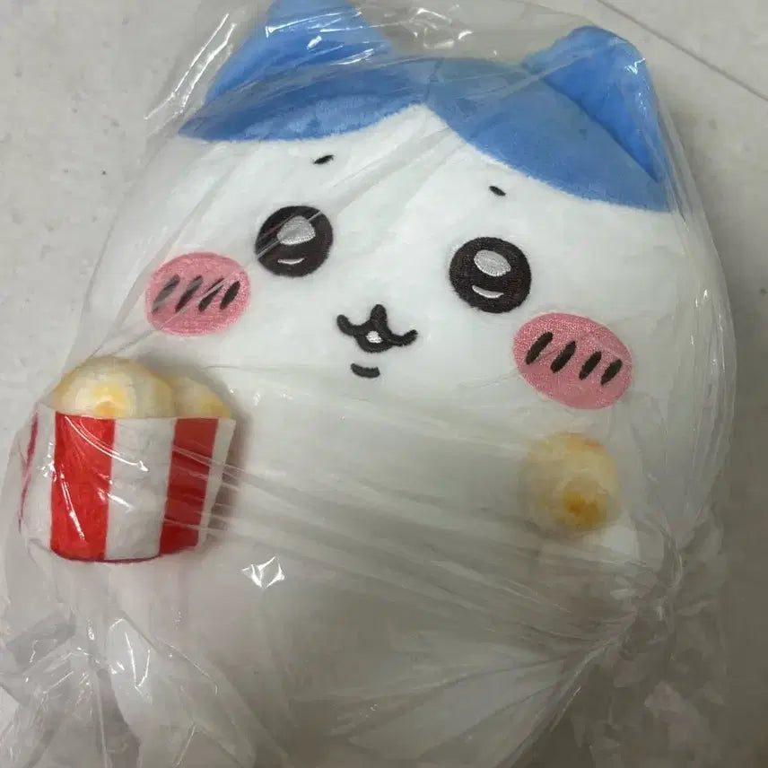 [BUNJANG] Chiikawa Hachiware Eating Popcorn Plush (Sealed New) / 치이카와 팝콘먹는 하치와레 (미개봉 새제품)