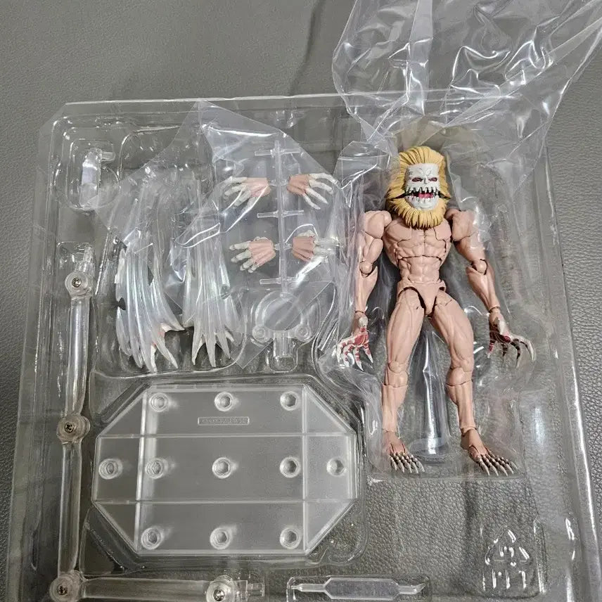 [BUNJANG] Revoltech Attack on Titan Jaw Titan Figure / 리볼텍 턱거인