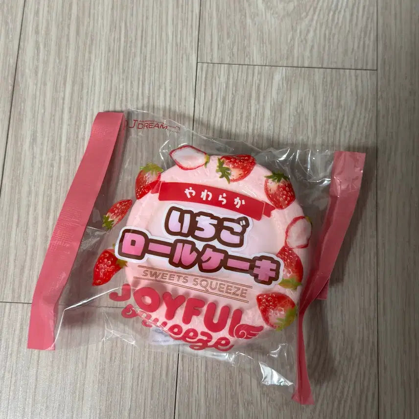 [BUNJANG] Joyful Strawberry Roll Cake Dessert Squishy / 조이풀 딸기 롤케이크 디저트 스퀴시 말랑이 스퀴즈