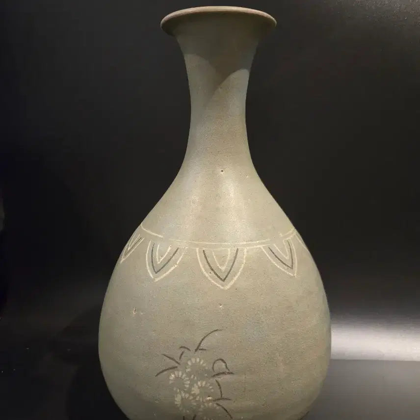 [BUNJANG] Celadon Goryeo Dynasty Chrysanthemum Inlaid Vase / 청자 상감 국화문 병