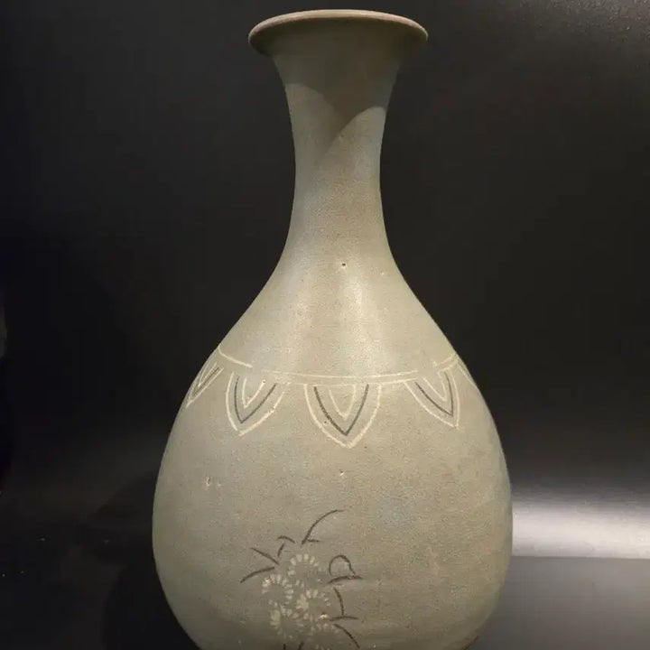 [BUNJANG] Celadon Goryeo Dynasty Chrysanthemum Inlaid Vase / 청자 상감 국화문 병