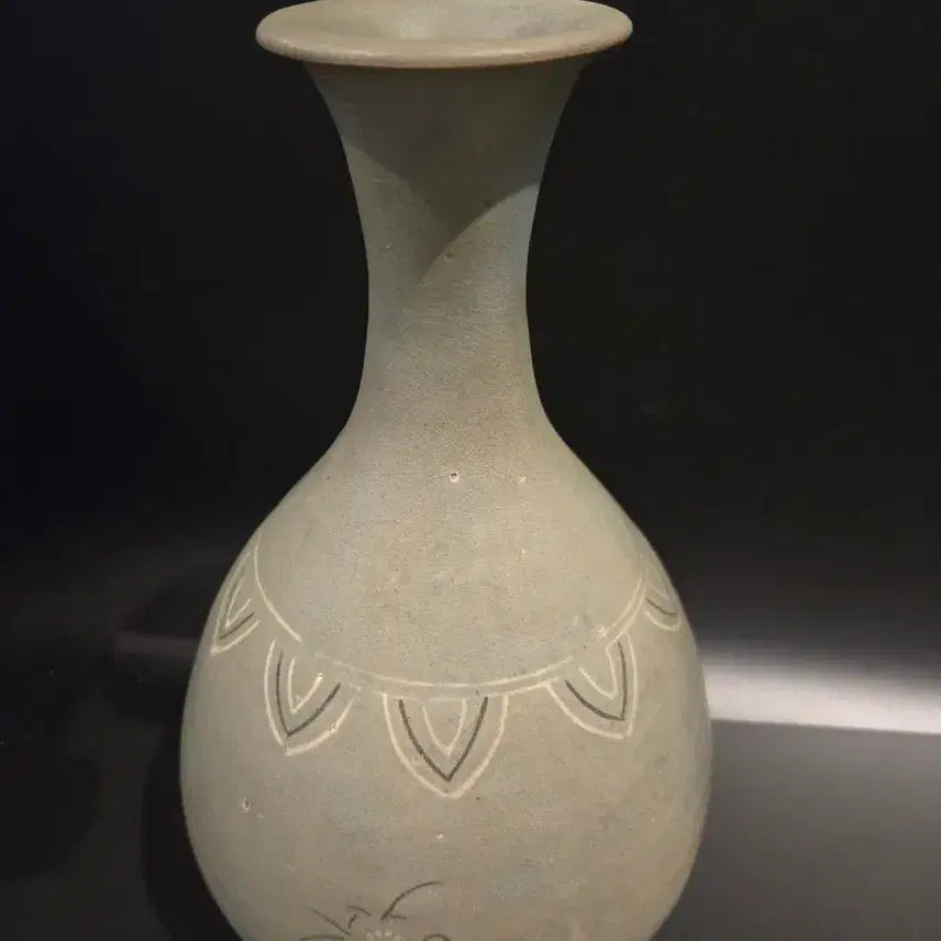 [BUNJANG] Celadon Goryeo Dynasty Chrysanthemum Inlaid Vase / 청자 상감 국화문 병