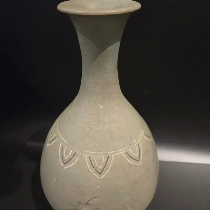 [BUNJANG] Celadon Goryeo Dynasty Chrysanthemum Inlaid Vase / 청자 상감 국화문 병
