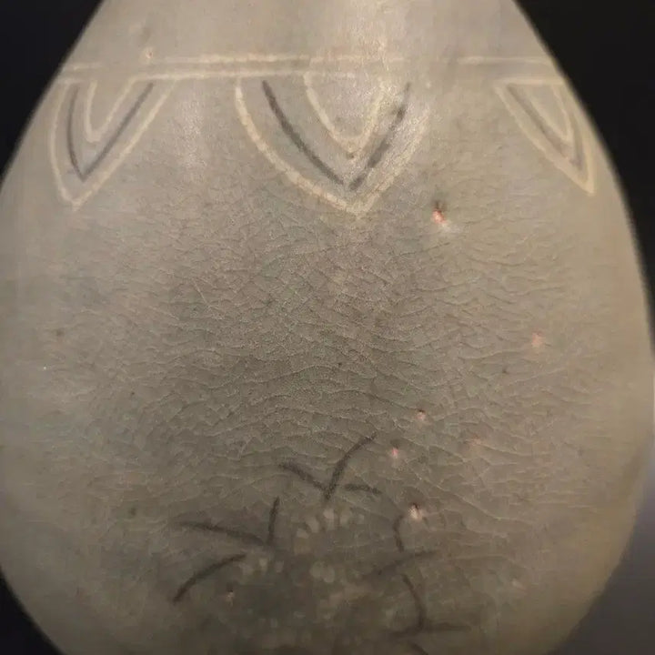 [BUNJANG] Celadon Goryeo Dynasty Chrysanthemum Inlaid Vase / 청자 상감 국화문 병