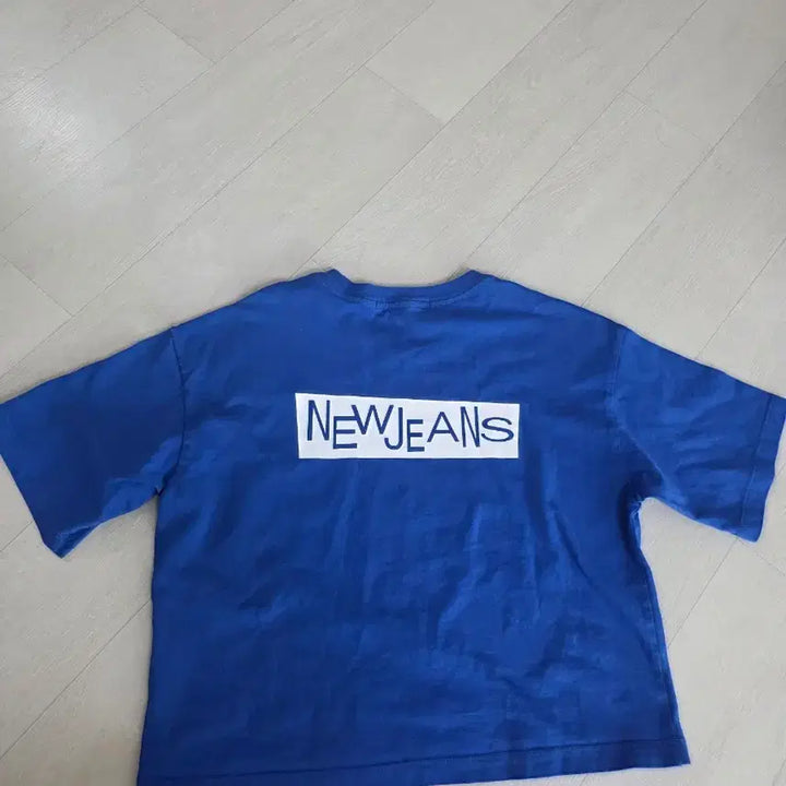 [BUNJANG] ADOR NewJeans Rabbit Graphic Crop Short Sleeve T-Shirt (S) / 어도어 뉴진스 반팔티 크롭 S