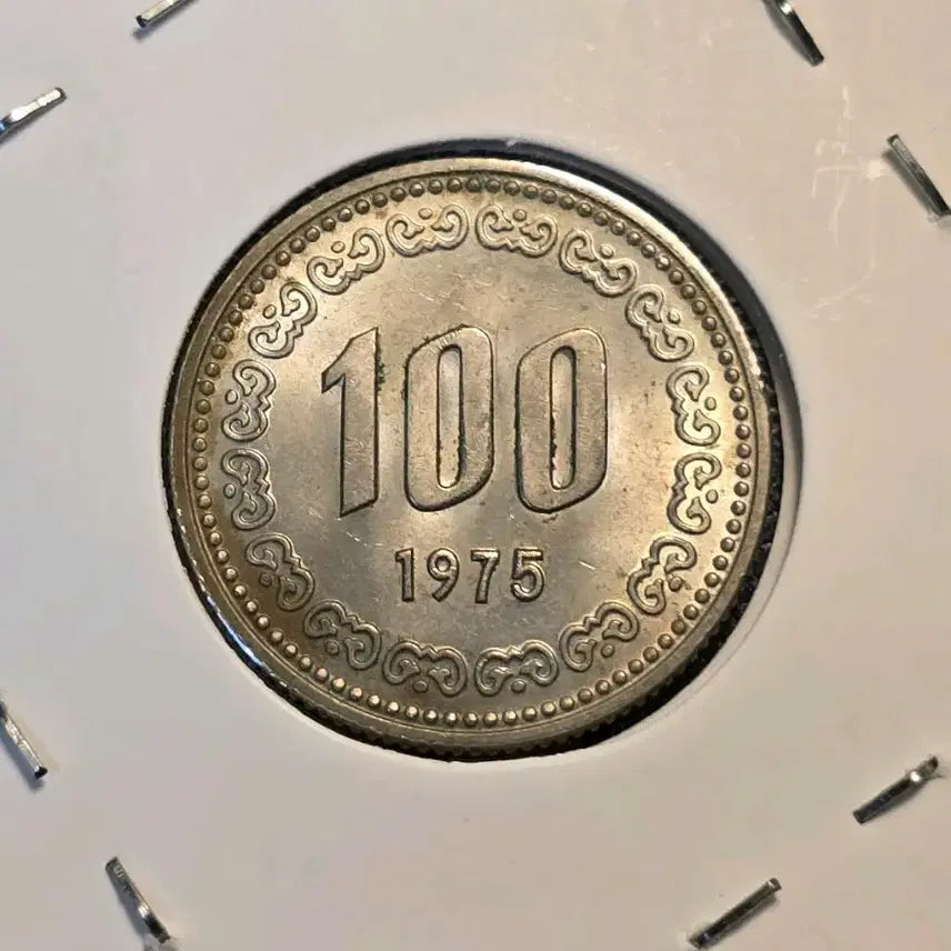 [BUNJANG] 1975 South Korea 100 Won Coin - Uncirculated (Rim Discoloration) / 한국은행 1975년 100원 미사용-급 (테두리 변색)