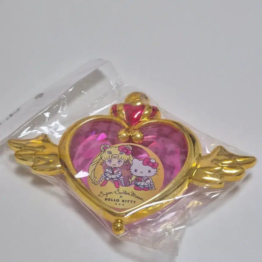 [BUNJANG] Sailor Moon x Hello Kitty Collaboration Heart Pendant Mirror / 세일러문 헬로키티 콜라보 하트 펜던트 거울