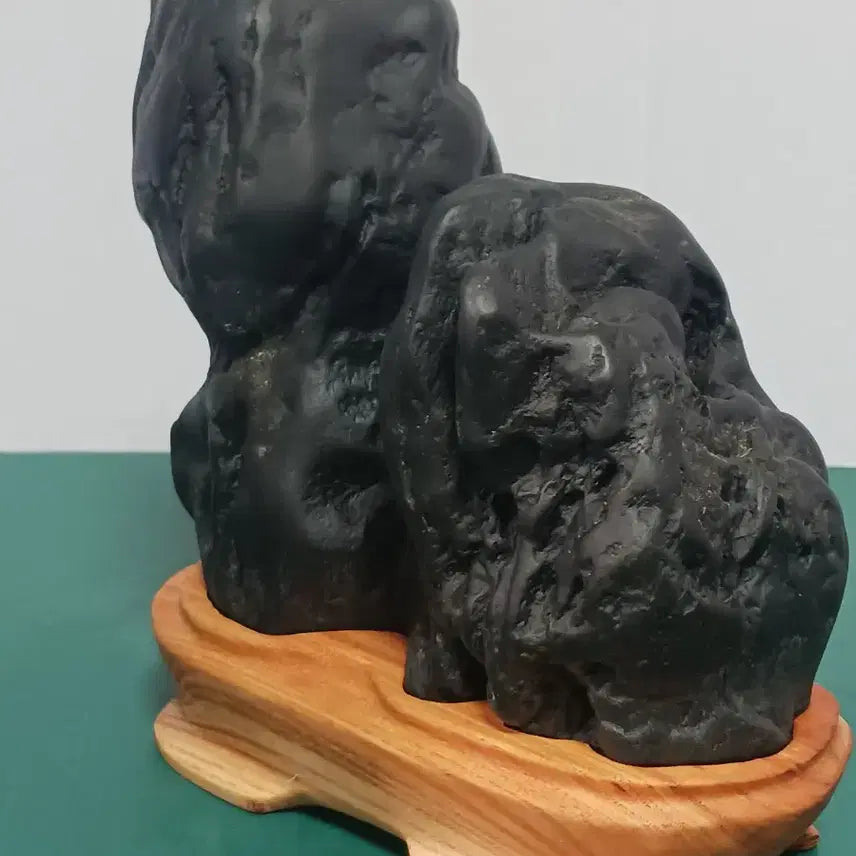 [BUNJANG] Namhangang Twin Peaks Rock Display with Gwae Wood Base / 수석(남한강)