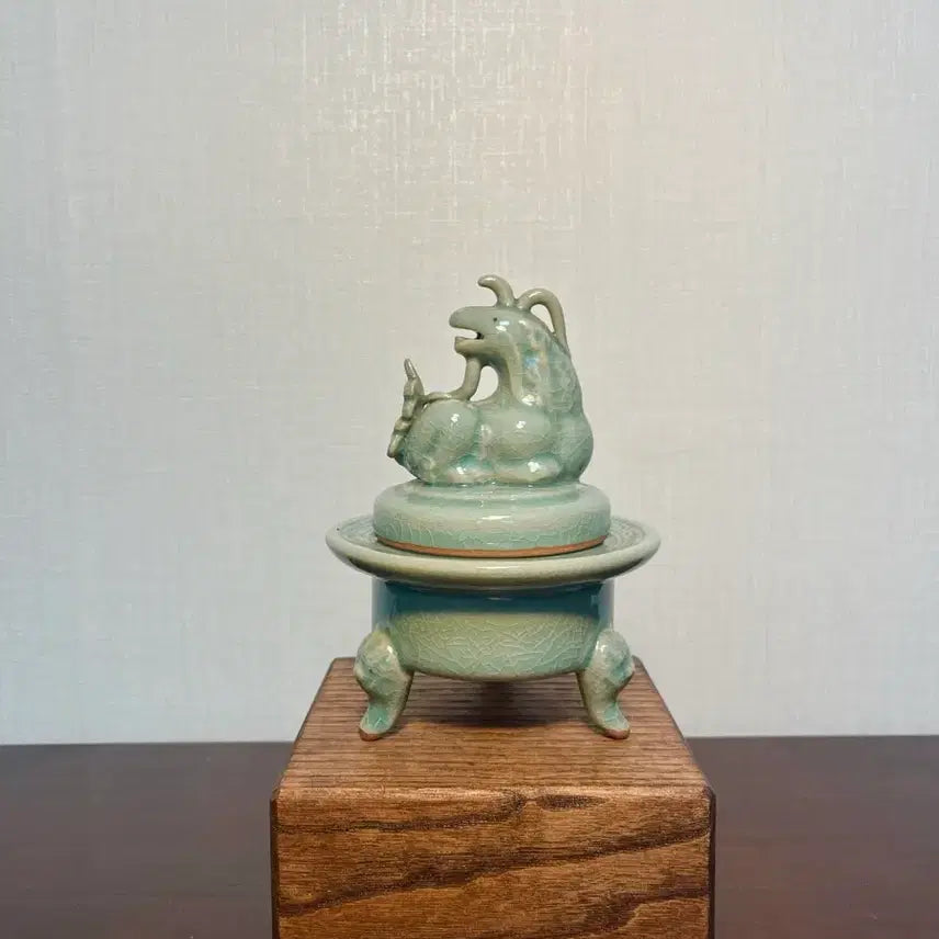 [BUNJANG] Korean Celadon Porcelain Incense Burner with Dragon and Beast Motif / 한국 전통 청자) 기린토향 귀면 삼족 도자기 향로