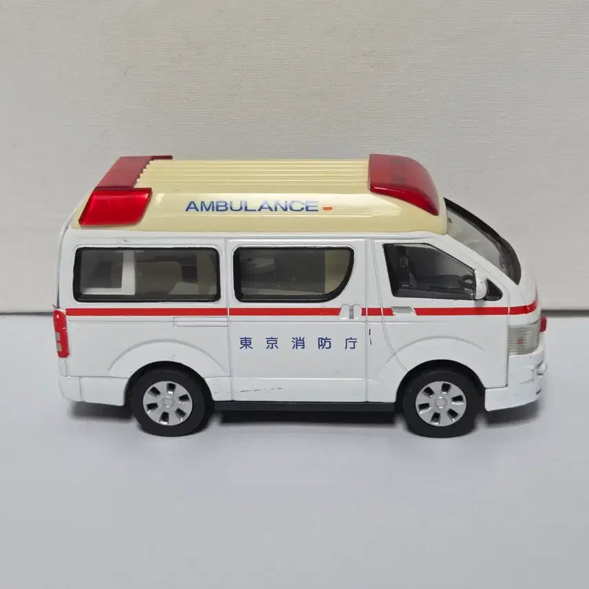[BUNJANG] 1/36 Scale Toyota Hiace Ambulance Diecast Minicar / 도요타 하이에이스1/36 앰뷸런스 병원차 다이캐스트 미니카