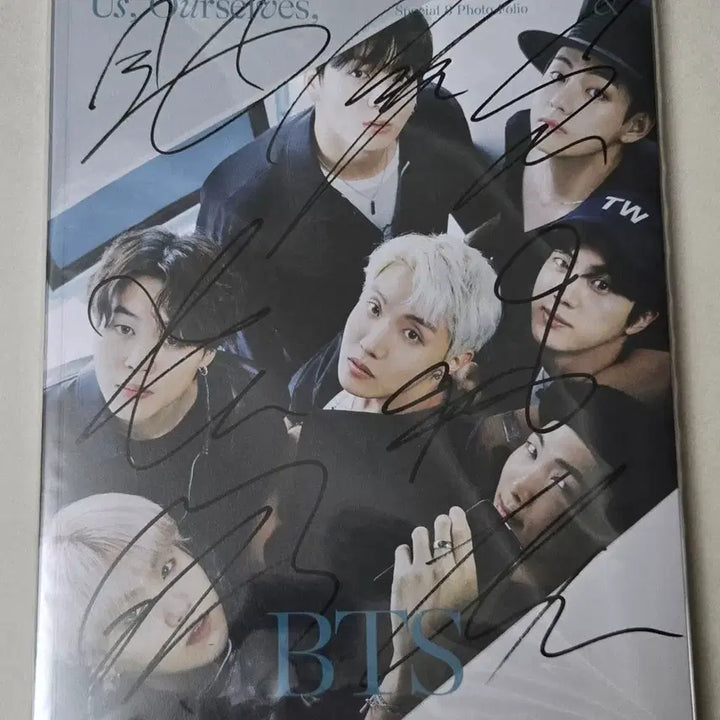 [BUNJANG] BTS (Bangtan Boys) Autographed Magazine Photobook / 방탄소년단 친필싸인 포토북 (BTS)