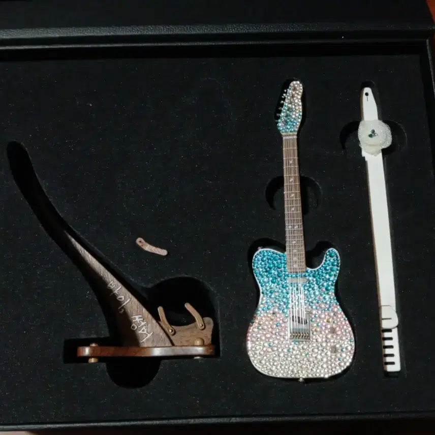 [BUNJANG] IU BY SUMMER Guitar Miniature / 아이유 바이썸머 기타 미니어쳐