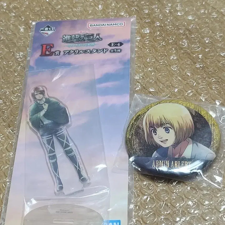 [BUNJANG] Attack on Titan Ichiban Kuji E Prize Hanji Acrylic Stand + Armin Can Badge Bundle Set / 진격의거인 제일복권 E상 한지 아크릴스탠드+ 아르민 캔뱃지 일괄