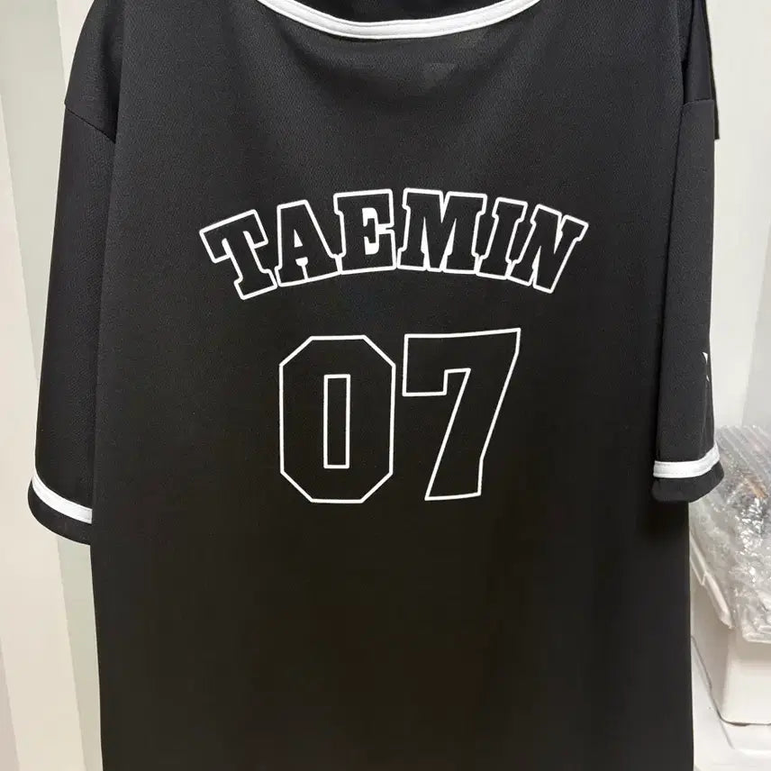 [BUNJANG] Taemin Baseball Jersey (Black Long Sleeve / Photocard Included) / 태민 야구 져지 (검은색 롱 / 포카 포함)