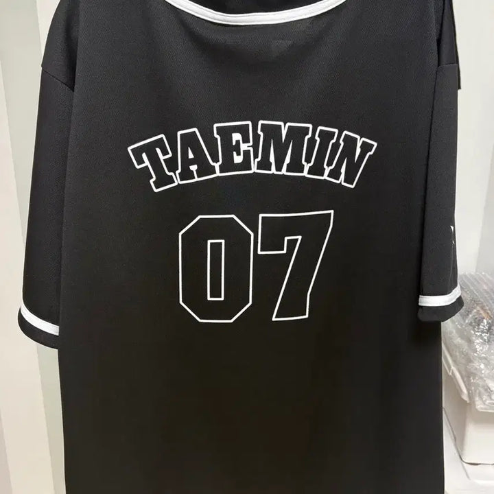 [BUNJANG] Taemin Baseball Jersey (Black Long Sleeve / Photocard Included) / 태민 야구 져지 (검은색 롱 / 포카 포함)