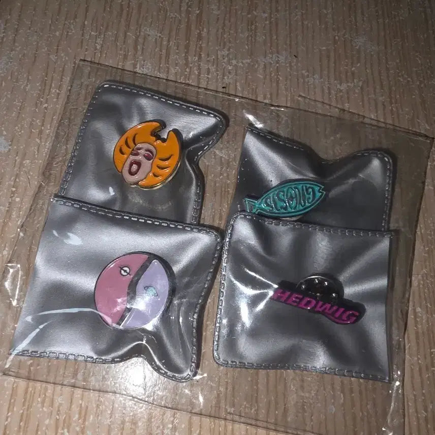 [BUNJANG] Hedwig and the Angry Inch Premiere Musical Merchandise Bundle Set Badge / 일괄) 헤드윅 초연 뱃지 뮤지컬 md 연뮤 뱃지 굿즈