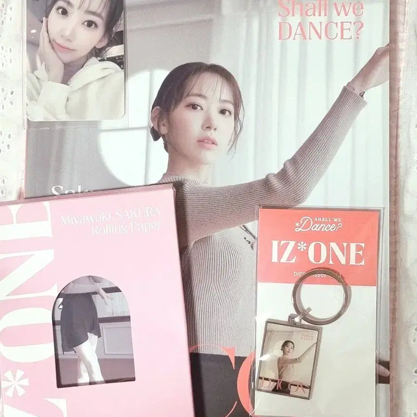 [BUNJANG] Miyawaki Sakura DICON Balletcore Version Set (Le Sserafim, IZ*ONE) / 미야와키 사쿠라 발레코어 디아이콘+특전 키링+엽서팩+ 포카 세트(르세라핌 아이즈원)
