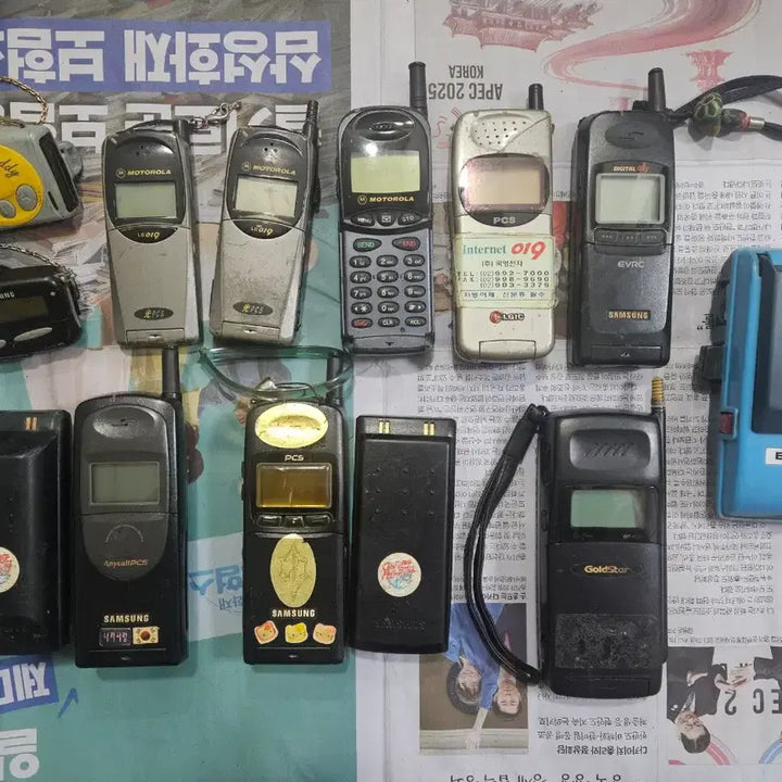 [BUNJANG] Vintage 90s Mobile Phones, Pagers, and Walkie-Talkies Bundle / 90년대 옛날 핸드폰 + 삐삐 + 무전기 일괄