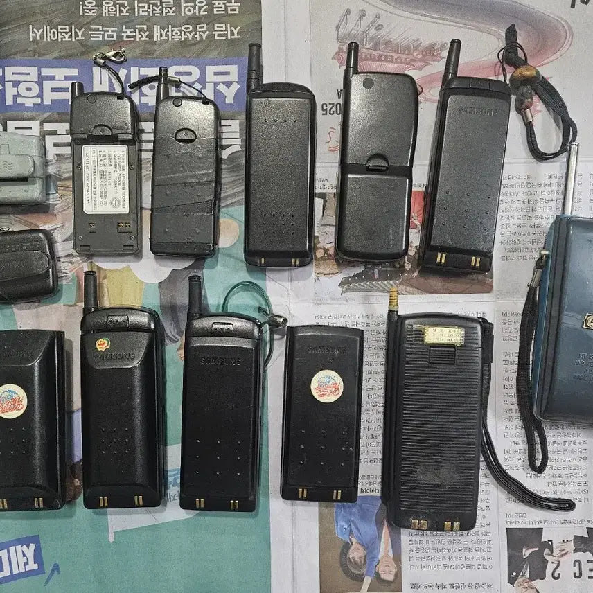 [BUNJANG] Vintage 90s Mobile Phones, Pagers, and Walkie-Talkies Bundle / 90년대 옛날 핸드폰 + 삐삐 + 무전기 일괄