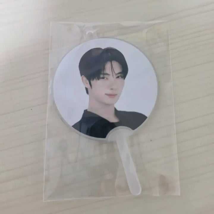 [BUNJANG] TWS Youngjae 42Club Random Mini Uchiwa / (원가양도)투어스 영재 42클럽 랜덤 미니우치와