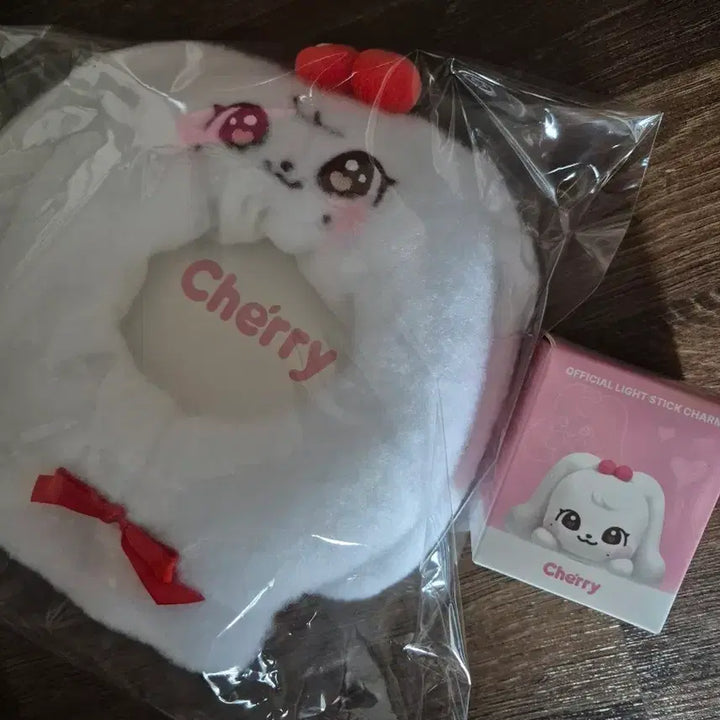 [BUNJANG] IVE MiniB Cherry Lightstick Cape + Lightstick Charm / 아이브 미니브 체리 응원봉 케이프 + 응원봉 참 새상품