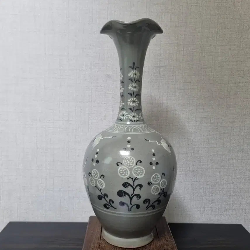 [BUNJANG] Gaeseong Celadon Inlaid Crane &amp; Flower Long Neck Vase / [개성 도자기] 청자 상감 학접초화문 긴목병