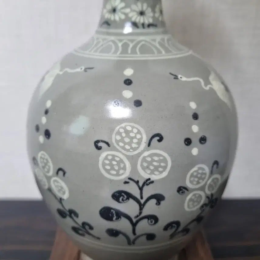 [BUNJANG] Gaeseong Celadon Inlaid Crane &amp; Flower Long Neck Vase / [개성 도자기] 청자 상감 학접초화문 긴목병