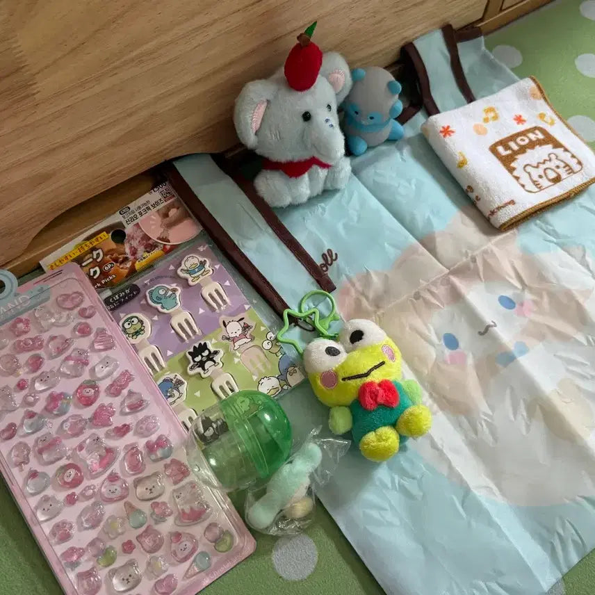 [BUNJANG] Sanrio &amp; Vintage Character Goods Set: Stickers, Keychains, Towels / 캐릭터 스티커, 키링, 수건 등 세트 전부 새상품 산리오,고전 등
