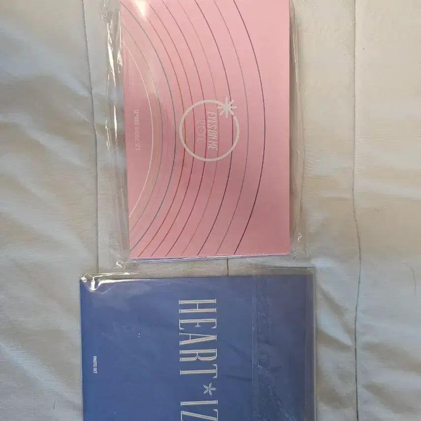 [BUNJANG] IZ*ONE First Concert Badge Set &amp; Photocard Set (Lee Chaeyeon) - Sealed / IZ*ONE 아이즈원 첫콘 뱃지 세트, 포토카드 세트 미개봉