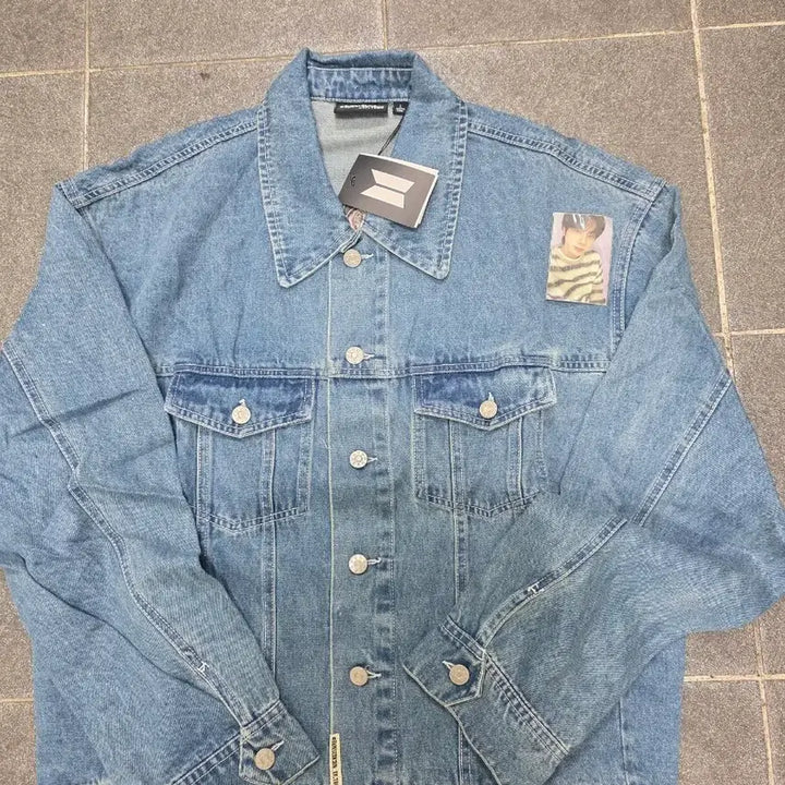 [BUNJANG] BTS Run Jin Denim Jacket L (Photocard Included, Unsealed) / (한정판매)BTS 런석진 데님자켓L (포카포함.비닐포장없음)