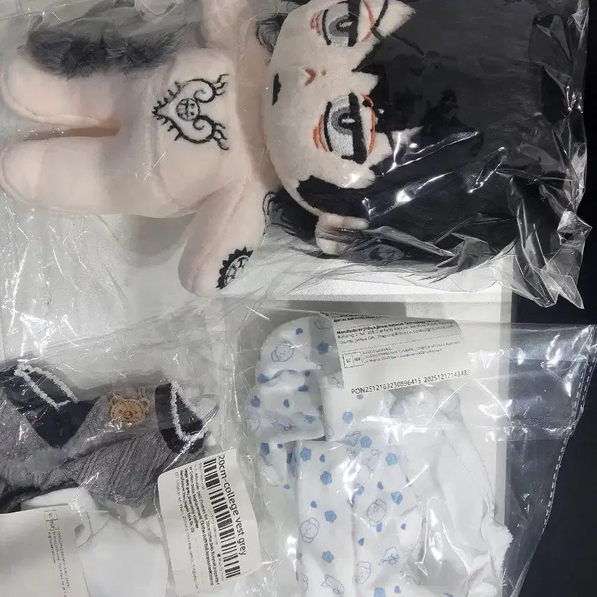 [BUNJANG] One Piece Trafalgar Law 20cm Plush Doll / 원피스 트라팔가 로우 비공굿 솜인형 솜깅 20cm 판매합니다. 키링포함