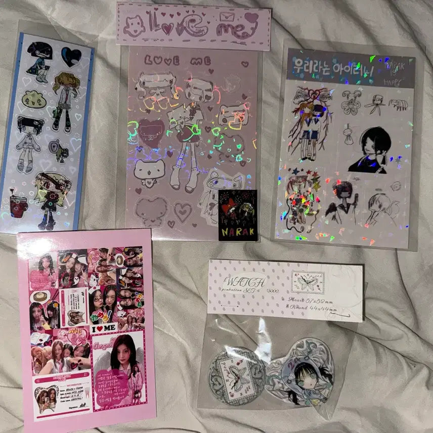 [BUNJANG] ILLIT Pre-Kura &amp; Pretty Girl Sticker Ddakku Badge Bundle Set / 아일릿 프리쿠라  &amp; 미소녀 스티커 다꾸 처분 캔뱃지 일괄