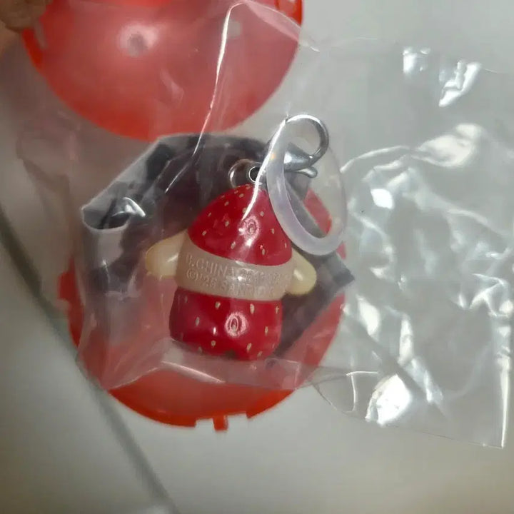 [BUNJANG] Sanrio Pompompurin Strawberry Gachapon Figure (Sealed) / [미개봉]산리오 폼폼푸린 딸기 메지루시 가챠