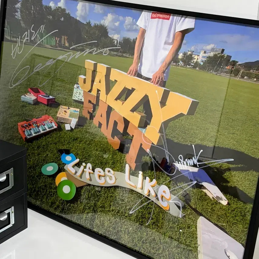 [BUNJANG] Jazzyfact 1st Album Lifes Like Autographed Poster / 재지팩트 1집 Lifes Like 친필싸인 포스터