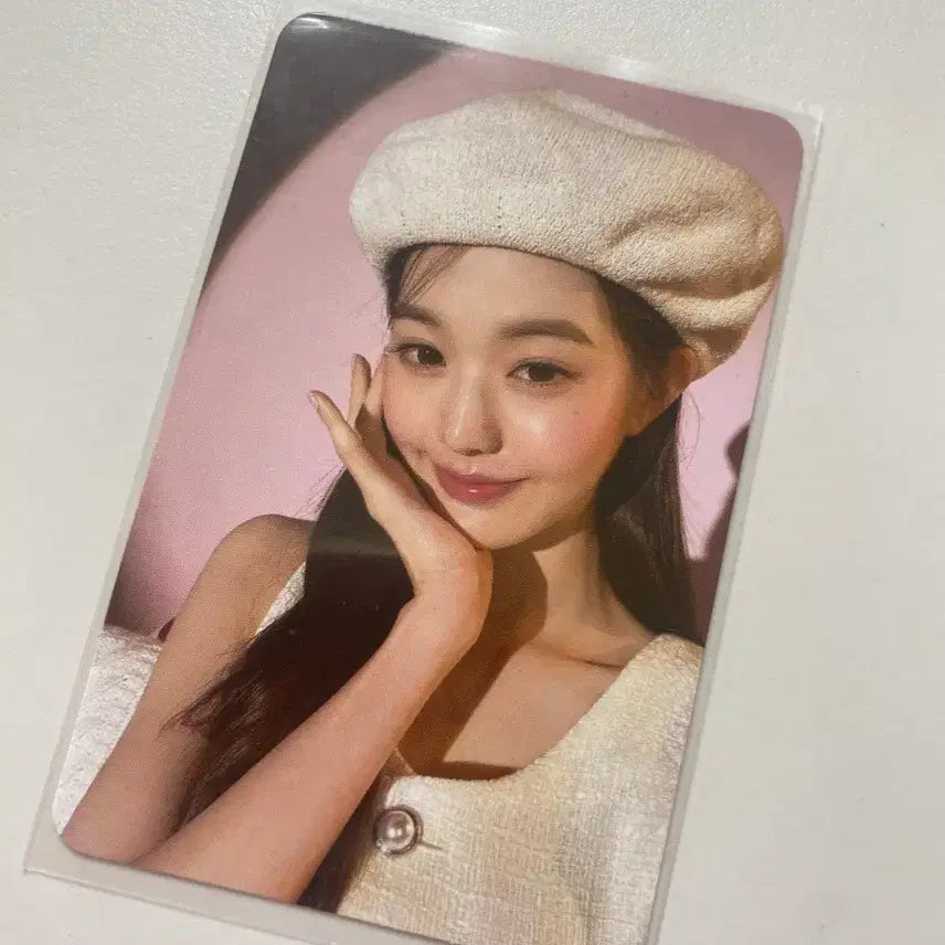 [BUNJANG] Jang Wonyoung Hapa Kristine Beret Photocard / 급처) 장원영 하파크리스틴 베레모 포카