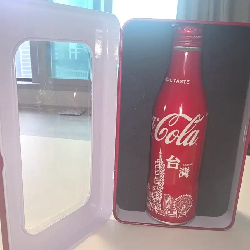 [BUNJANG] Coca-Cola Taiwan 50th Anniversary Tin Case Bottle Set / 코카콜라 대만 타워 50주년 틴케이스 보틀세트